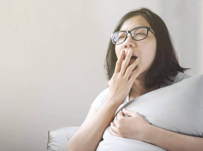 mujer bostezando