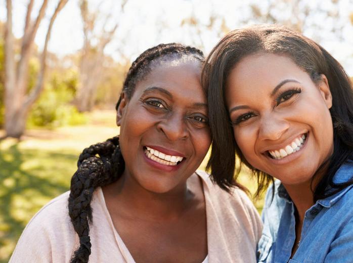 dos mujeres sonriendo