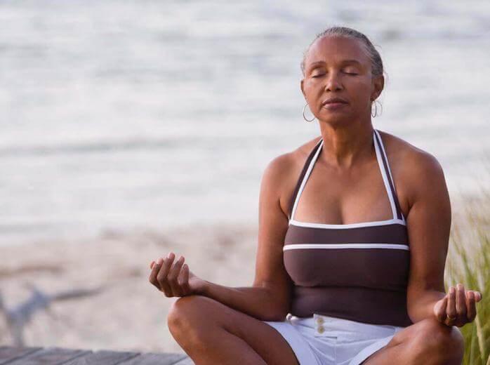 mujer meditando