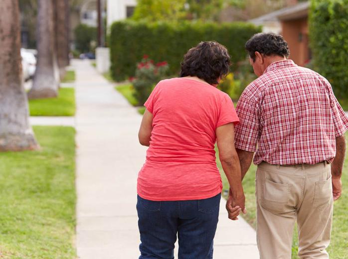 pareja caminando por la acera