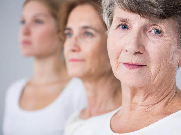 tres mujeres con camisetas blancas