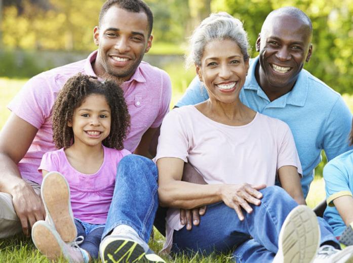 familia de 4 sonriendo