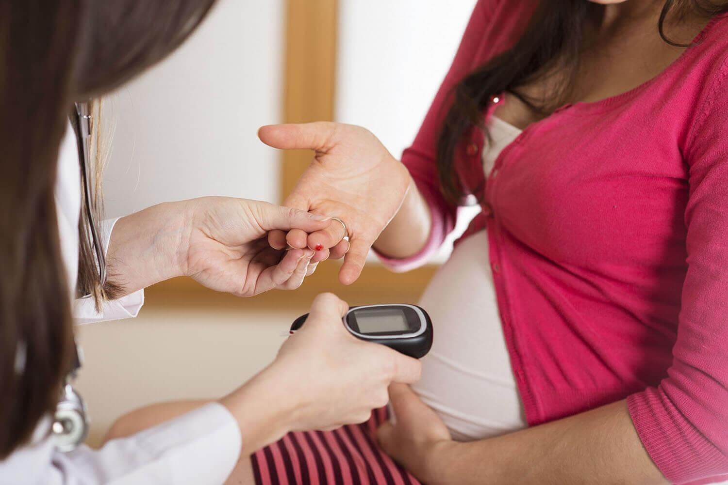 mujer recibiendo tratamiento médico