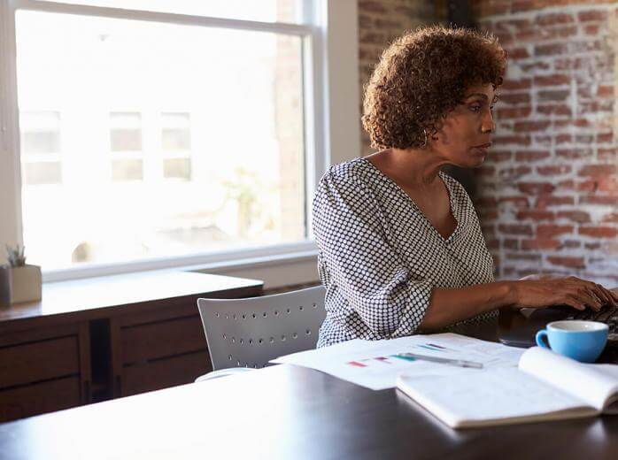 mujer trabajando frente a un escritorio