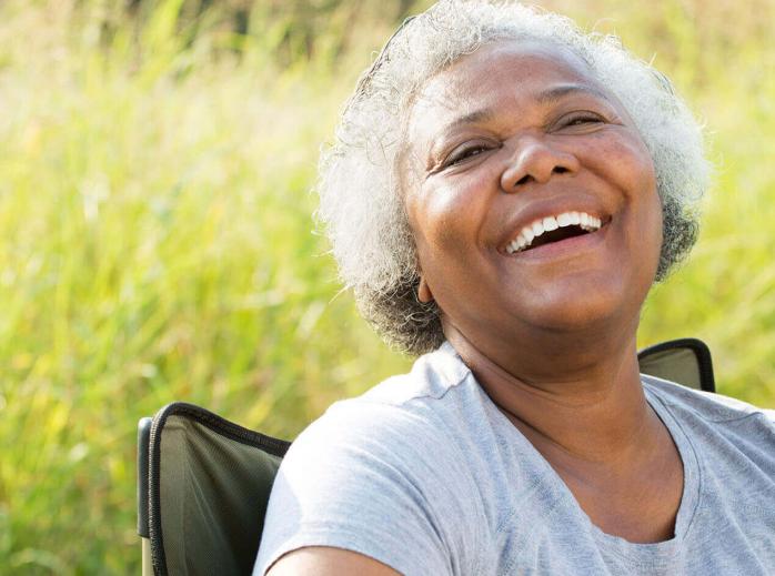 mujer sonriendo