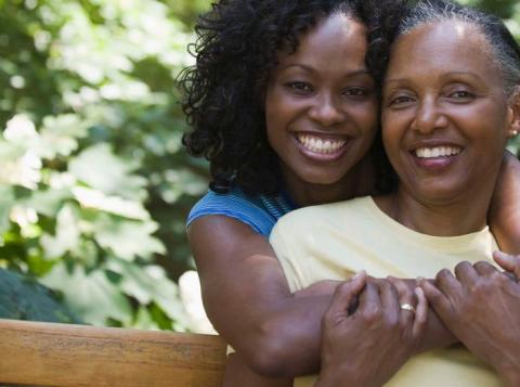 Dos mujeres sonriendo y abrazándose